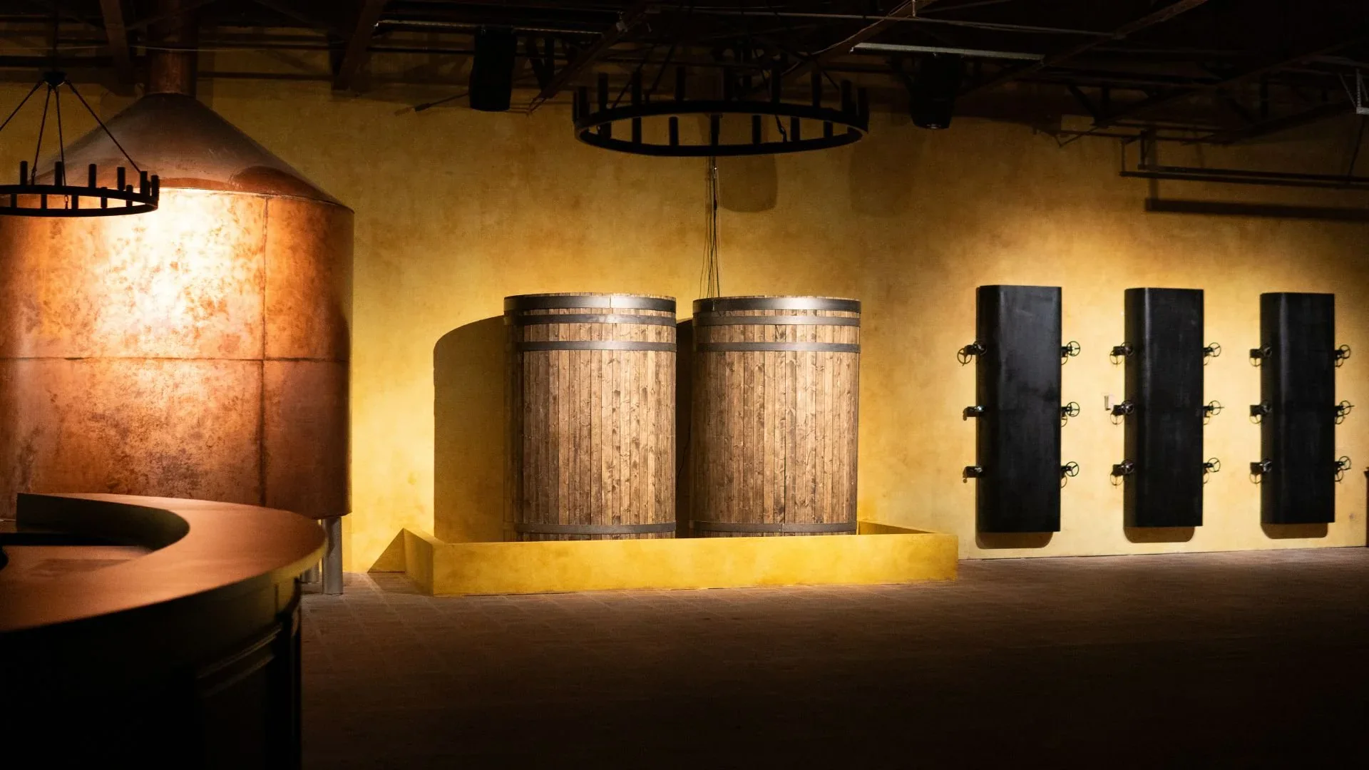 Copper still, oak vats and ochre walls in La Rojeña